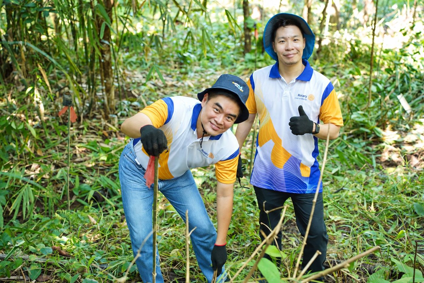 President Reggie Yu and STAR Rotarian Myles Tan. A shared smile and a thumbs-up for service!