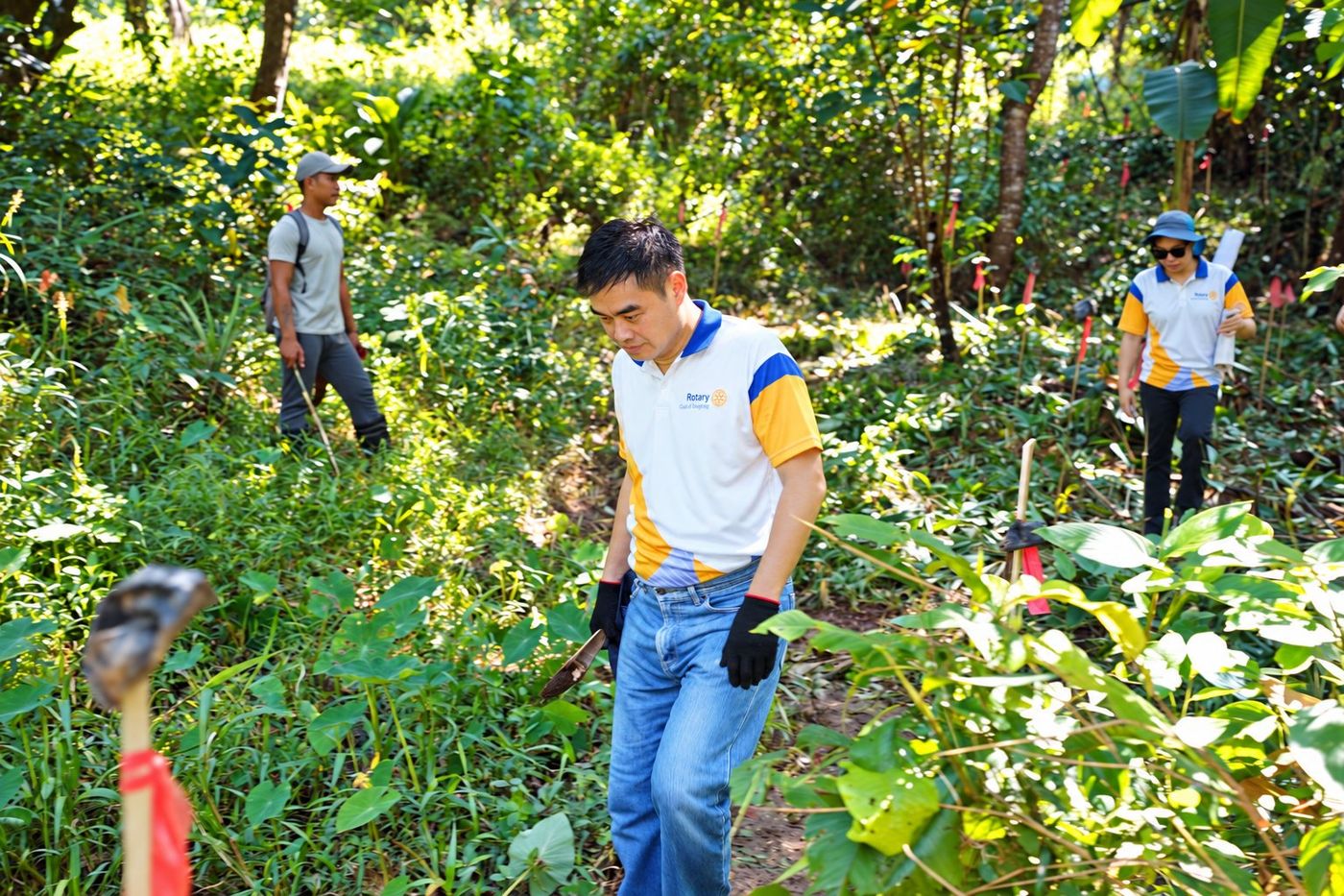 President Reggie Yu and STAR Rotarian Myles Tan making their way through the greenery of Ipo Watershed
