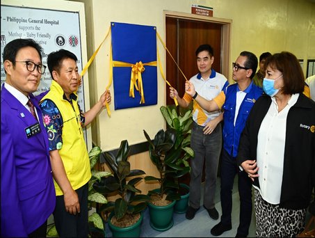 Unveiling the Global Grant #2682583 and Four-Way Test marker at the NICU ward.